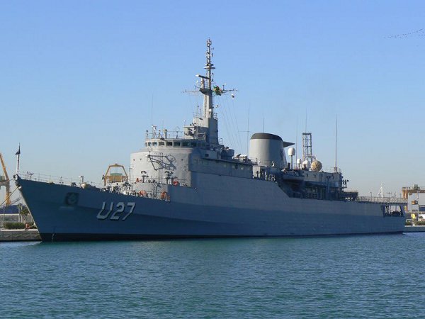 O Navio-Escola Brasil (U27) atracado na Base Naval do RJ