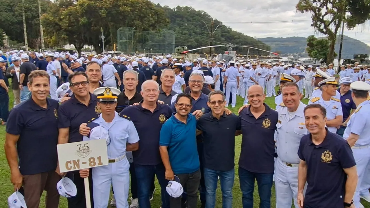 Integrantes da Turma Barão de Teffé atrás da placa CN-81 no Colégio Naval