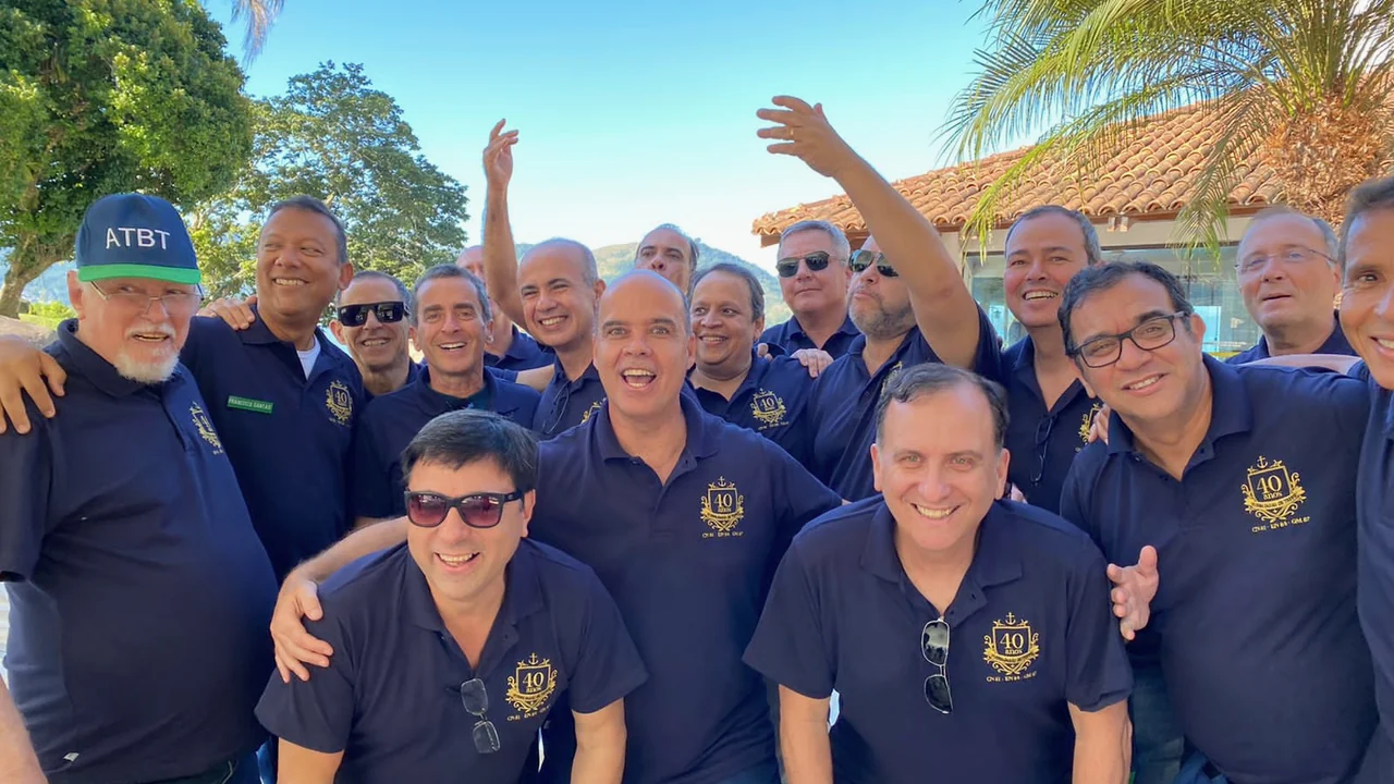 Integrantes da Turma Barão de Teffé reunidos em uma confraternização