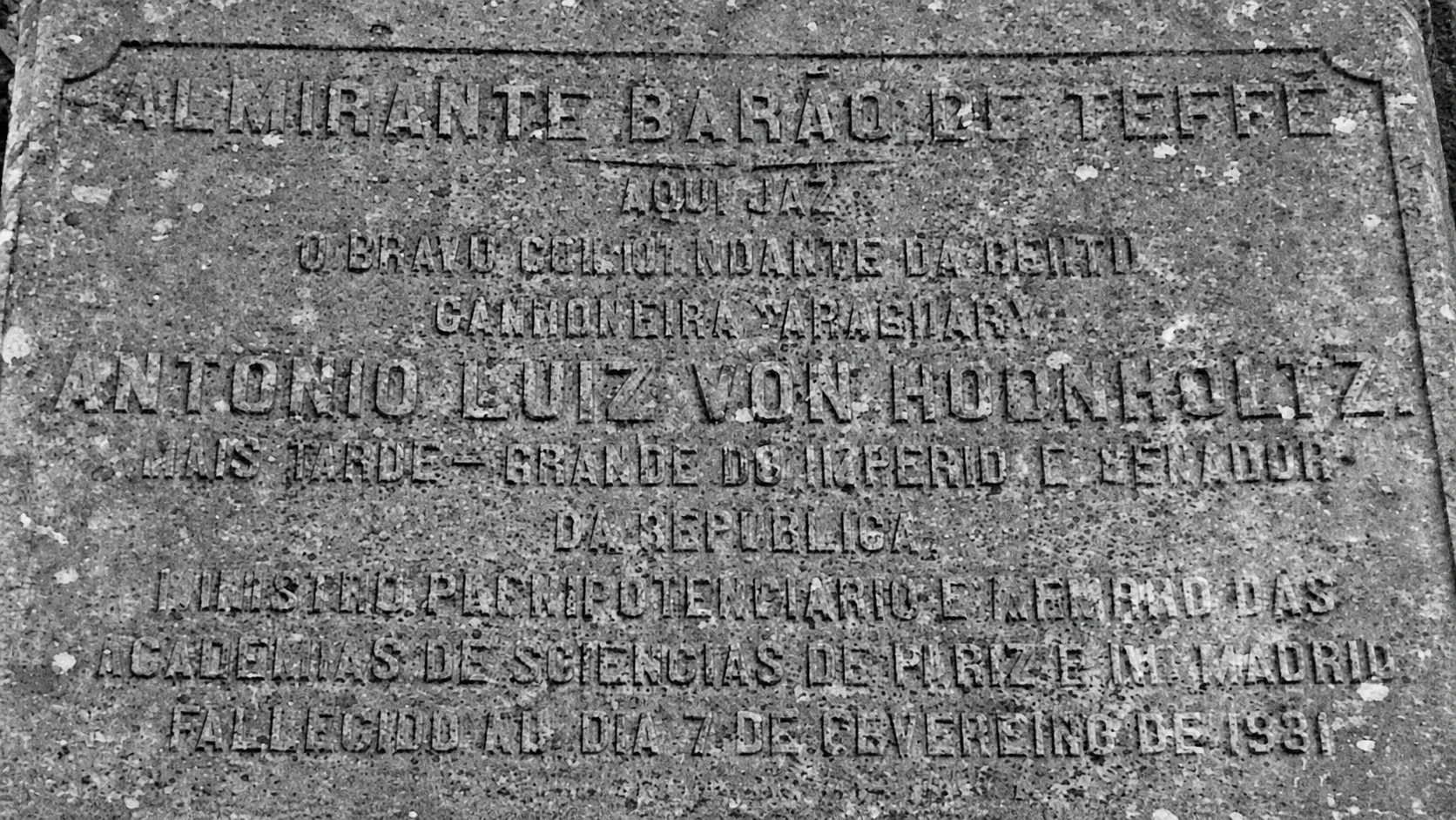 Lápide do túmulo do Barão de Teffé, em Petrópolis, com contraste e nitidez restaurados digitalmente