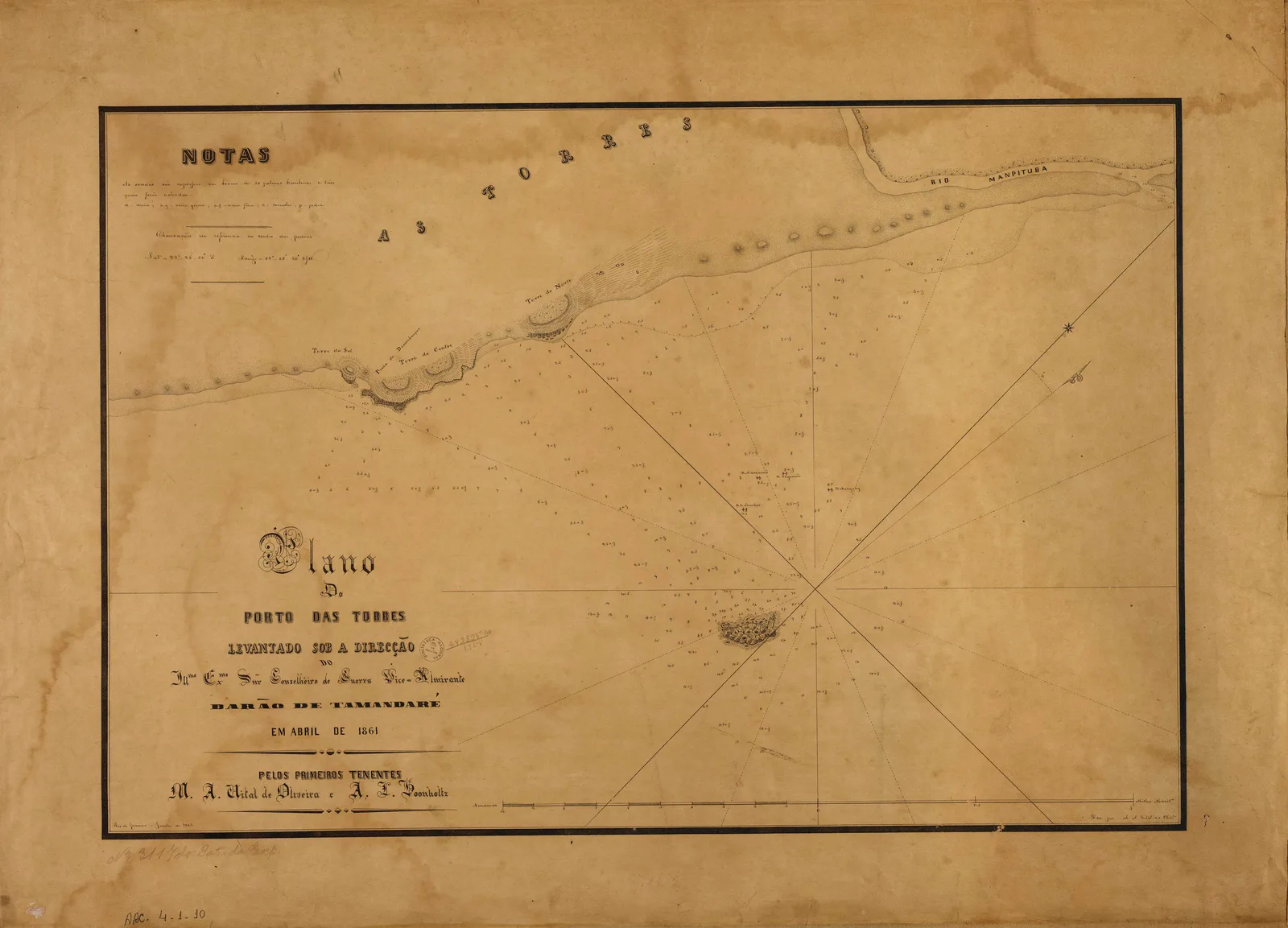 Carta náutica manuscrita do Porto das Torres: a linha da costa com as três torres e a foz do rio Mampituba ao alto, o mar semeado de números de sondagem e uma rosa dos ventos de linhas radiais à direita